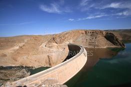 Image du Maroc Professionnelle de  Le barrage Laghrasse "dit barrage Hassan II", il se situe à 50 km au sud est de Taourirte au nord du Maroc, Samedi 10 Février 2006, ce barrage fournit en eau potable  le barrage Mohammed V qui sert de lien pour Machraa Hammadi,  ce dernier permet l'approvisionnement des centre de Taourirte et El Aïoun Sidi Mellouk. (Photo / Abdeljalil Bounhar) 